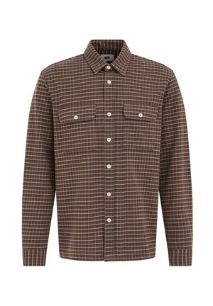 Cămașă maro în carouri, cu guler cu nasturi, două buzunare la piept și nasturi albi. Modelul include accente roșii și crem.