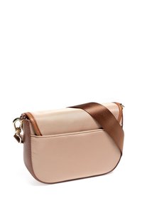 Satinová crossbody taška v béžové a hnědé barvě, s hladkým povrchem, nastavitelným popruhem a zlatými kovovými akcenty. Dvoukompartmentový design.