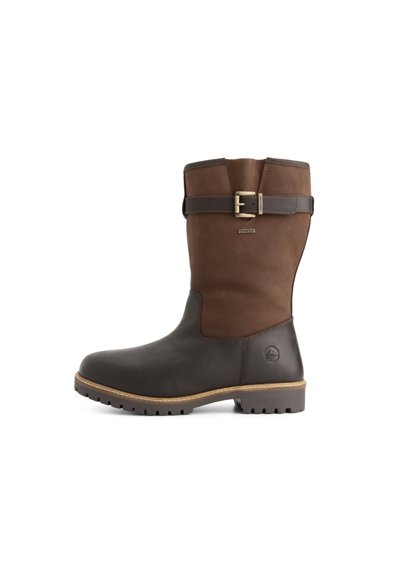 Bruine leren laars tot halverwege het onderbeen met een donkerbruine riem en gesp, een robuuste zool en een merklogo dat vlakbij de hak is geperst.