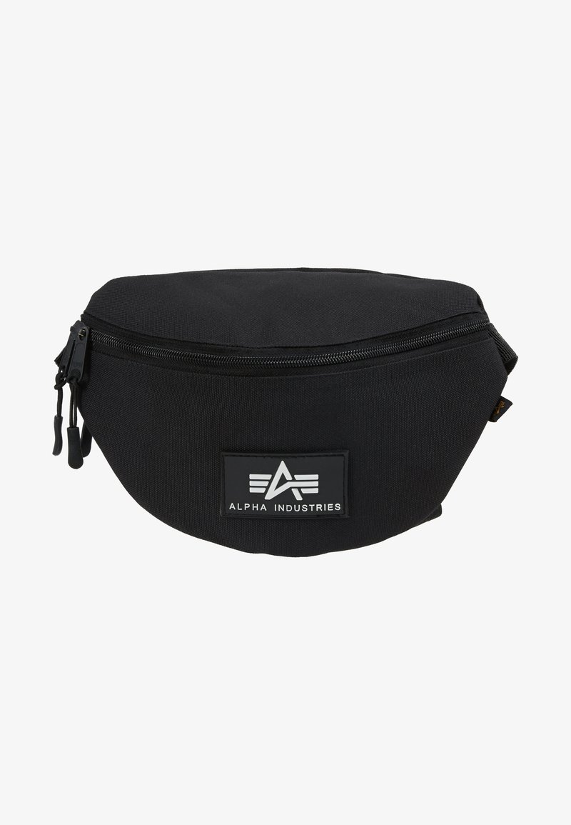 Crni najlon fanny pack s zaobljenim dizajnom, zatvaranjem na zip i prednjom zakrpom s logotipom. Ima duple zip povlačenja i izdržljivu teksturu.