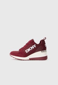 DKNY bordo tenisice s zamšastom završnom obradom, dizajn s vezanjem, bijeli logo sa strane, metalni naglasak na peti i teksturirana guma.