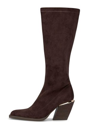 Bota de ante marrón oscuro hasta media pantorrilla con punta afilada y tacón bloque de madera inclinado único con detalle metálico en la parte superior.