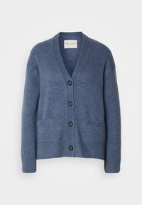 Cardigan bleu en maille avec col en V, quatre boutons noirs, deux poches avant, et poignets et ourlet côtelés.