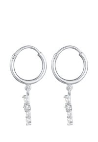 Orecchini a cerchio argentati con un pendente decorato da piccole pietre luccicanti. Gli orecchini sono contrassegnati con "925" per argento sterling.