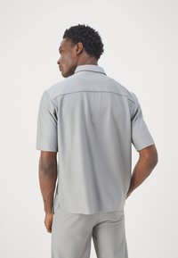 Only & Sons ONSBOYY PLISSEE LIFE RECY - Skjorta - limestone