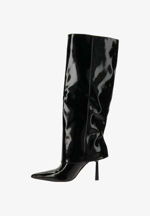 Bota de tacón stiletto negra brillante hasta la rodilla con punta afilada y eje ligeramente caído sobre fondo blanco.