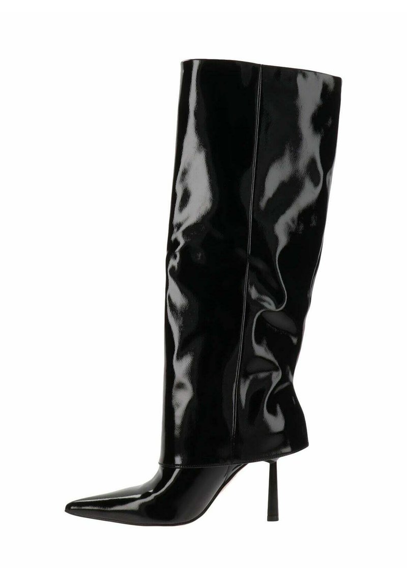 Bota de tacón stiletto negra brillante hasta la rodilla con punta afilada y eje ligeramente caído sobre fondo blanco.