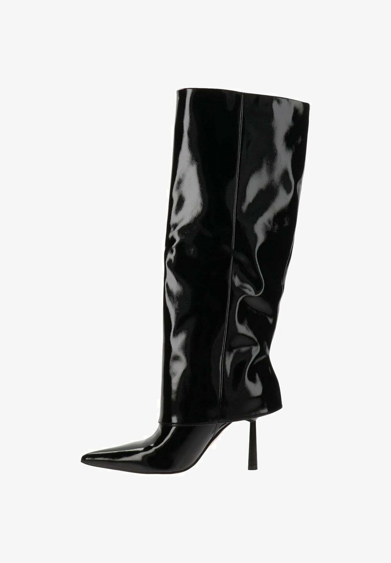 Bota de tacón stiletto negra brillante hasta la rodilla con punta afilada y eje ligeramente caído sobre fondo blanco.