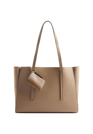 Taupe skórzana torba typu tote z długimi uchwytami i przymocowaną małą kieszenią o fakturze krokodyla zawieszoną z przodu na białym tle.