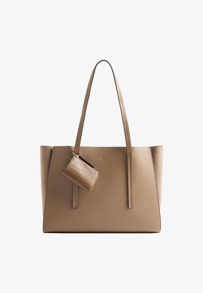Sac cabas en cuir taupe avec longues poignées et petite pochette à texture crocodile attachée à l'avant sur fond blanc.