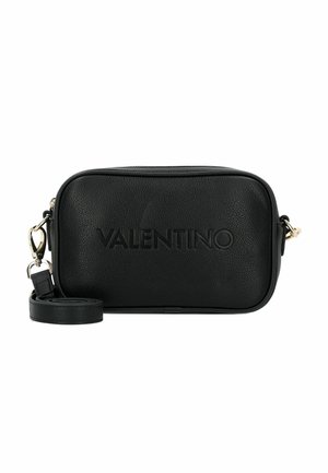 Zwarte leren crossbodytas met een textuur, gegraveerd "VALENTINO" logo, rechthoekige vorm, gouden accenten en verstelbare band.
