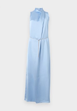 Robe maxi en satin bleu clair sans manches, avec un col haut et une fine ceinture chaîne dorée à la taille.
