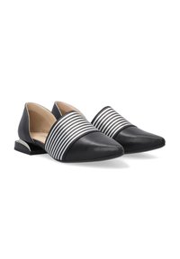 Schwarze Lederschuhe mit spitzem Zehenbereich und niedrigem Blockabsatz. Verfügt über ein gestreiftes schwarz-weißes Stoffband über dem Obermaterial.
