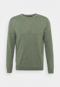 Grön stickad tröja med rund halsringning, med en subtil struktur, långa ärmar och en liten broderad logotyp på bröstet.