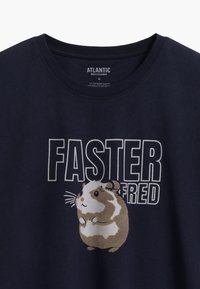 Granatowa koszulka z krótkim rękawem z nadrukiem w postaci kreskówkowego świnki morskiej oraz napisem "FASTER FRED" w białych i złotych literach. Miękka w dotyku.