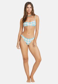 Bikini sæt med et ternet mønster i pastelfarver som blå, pink og grøn. Overdelen har bandeau-stil med justerbare stropper.