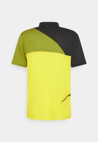 Polo à manches courtes avec panneaux noirs, verts et jaune vif, doté d'une poche zippée sur le côté et d'un col.
