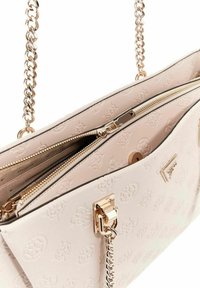 Sac à main rose clair en cuir embossé. Doté d'une bandoulière en chaîne, de compartiments à double zip et d'accents en matériel doré.