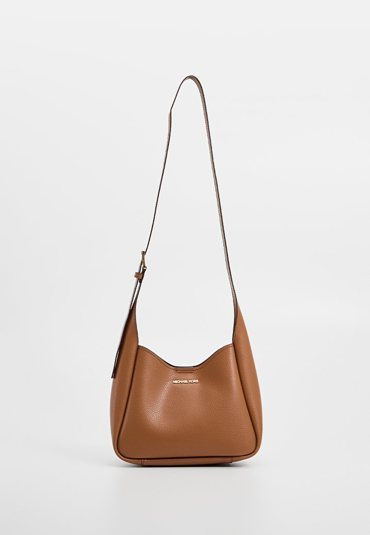 Bruine leren schoudertas van Michael Kors met textuur, verstelbare schouderriem en gouden logo aan de voorkant, tegen een effen achtergrond.