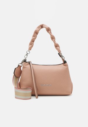 Geantă de mână din piele roz, cu un mâner împletit, accesorii din argint și o curea detasabilă din material cu dungi. Prezintă un închidere cu fermoar și un logo embosat.