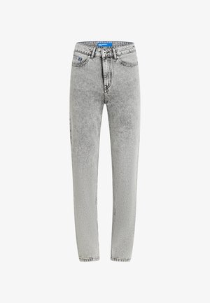 Sive traperice s visokim strukom, ravnim nogavicama i suptilnom teksturom. Imaju kopčanje na gumb, petlje za remen i plavu oznaku unutar.