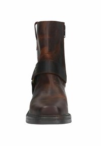 Bruine leren enkellaars met een afgeronde neus, platte zool en een decoratieve zwarte band rond de enkel. Gladde textuur met een lichte glans.