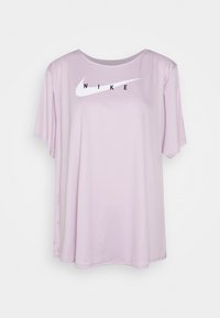 Camiseta Nike de color púrpura claro con mangas cortas, ajuste holgado, cuello redondo y un prominente logo Swoosh blanco con letras negras.