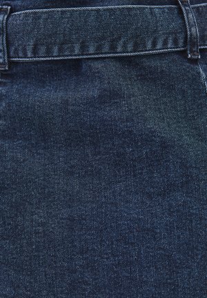 Mørkeblå denimstof med en subtil tekstur, der har en bred bæltestrop og en ren syning langs taljen.