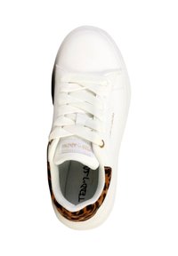 Sneaker blanc en matériau lisse, avec une accent en imprimé léopard autour de la cheville, des lacets plats et un design à bout rond.