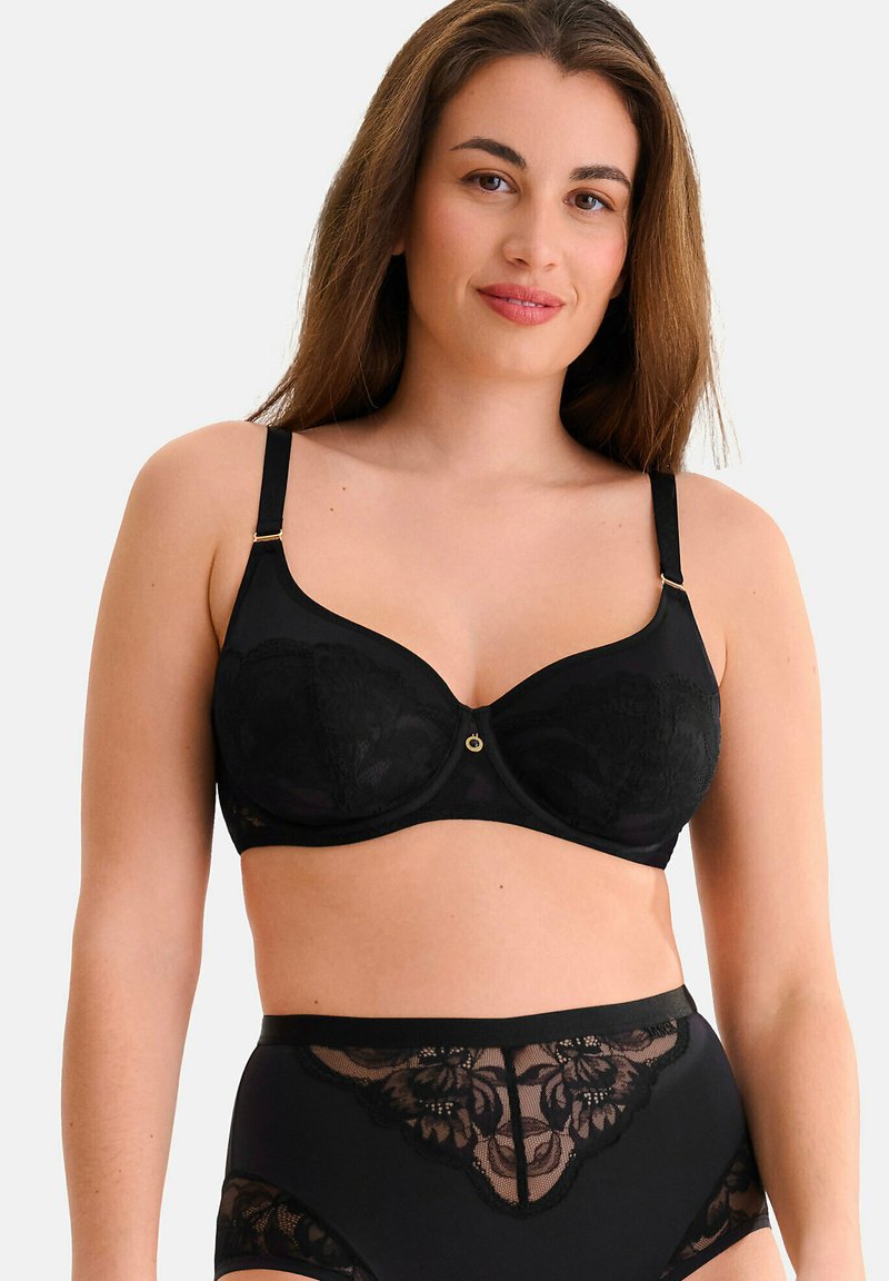 Soutien-gorge noir avec des détails en dentelle, soutien-gorge à armatures et bretelles réglables ; doté de quincailleries dorées. Culotte taille haute noire avec dentelle florale.