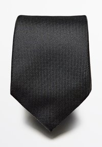 Cravatta nera realizzata in tessuto texturizzato, con una larghezza stretta e punta appuntita. La superficie presenta un delicato motivo intrecciato.