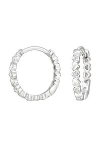 Orecchini a cerchio in argento con forme di cuore alternate e accenti di gemme trasparenti su uno sfondo bianco.