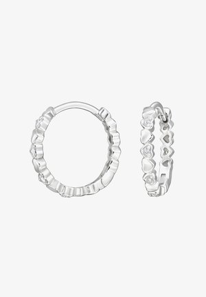 Boucles d'oreilles en argent en forme de créoles avec des petites formes de cœur alternées et des accents de pierres précieuses transparentes sur un fond blanc.