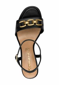 Svarta lädersandaler med öppen tå och en guldkedja över den övre delen. Smal ankelsnodd med spänne. Slät beige innersula.