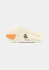 Zool van een witte sportschoen met oranje grip, zwart gestreepte boogondersteuning en "ADIZERO" branding aan de zijkant onder het tenengebied.