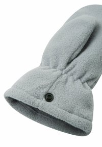Guanti in pile grigi con polsino arricciato, caratterizzati da hardware a bottone e una consistenza morbida. Il design include orecchie arrotondate nella parte superiore.