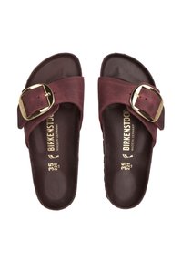 Bordeaux ruskind slide-sandaler med en guldspænde, formet fodseng og brun sål. Markeringer angiver størrelse 35 og mærket "Birkenstock."