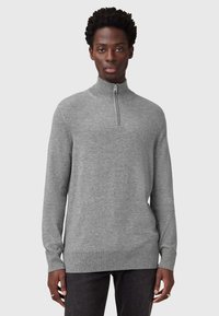 Maglione grigio a maniche lunghe con zip a quarto, in maglia, con una texture liscia e polsini a coste. Presenta un colletto alto e dettagli di cucitura sottili.