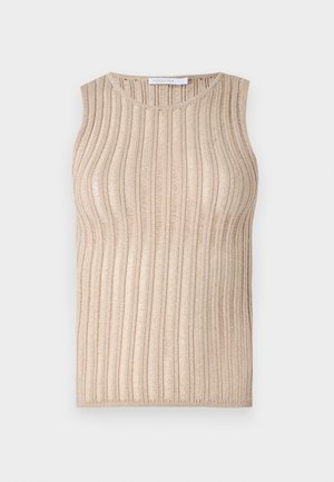 Top sin mangas en beige con textura de rayas verticales, que presenta un escote redondo y un ligero efecto brillante en toda la tela.