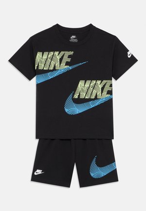 Fekete pamut póló és rövidnadrág szett, amely merész kék és neon sárga Nike márkajelzéssel és absztrakt mintákkal díszített anyagból készült.