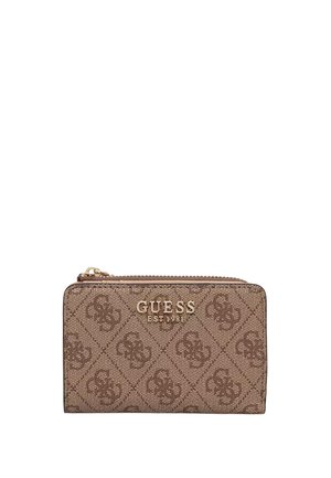 Portefeuille zippé marron Guess avec motif monogramme et logo doré "GUESS EST 1981" sur le devant.