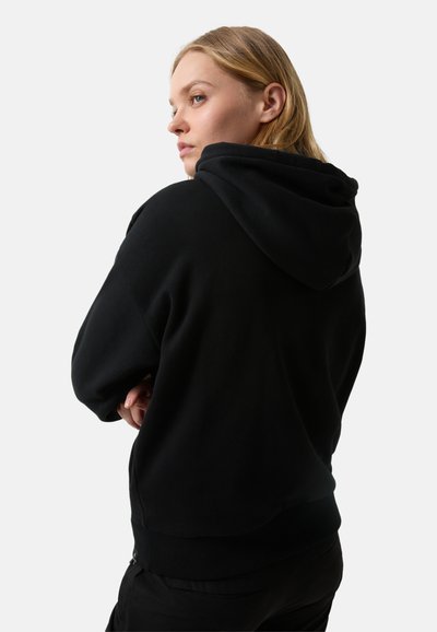 Schwarzer Hoodie aus weichem Stoff, mit großzügiger Kapuze, legerer Passform und gerippten Bündchen. Dezente Nähdetails veredeln das Design.