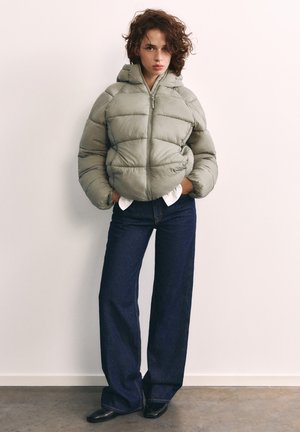 PULL&BEAR HOODED - PUFFER JACKET - Veste d'hiver - khaki