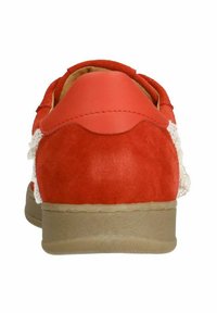 Rote Wildleder- und Leder-Sneaker mit abgerundetem Absatz, beiger Gummisohle und Schnürdetails an den Seiten. Texturierter Bereich hinten mit einer glatten Fläche oben.