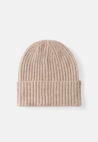 Gorro de malha em bege com textura canelada. Apresenta uma aba dobrada e subtis acentos salpicados em todo o tecido.