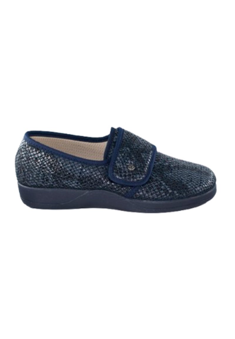 Zapatos azul marino con una parte superior de malla texturizada y una correa de gancho y bucle. Cuentan con una plantilla acolchada y una suela de goma sólida y baja.