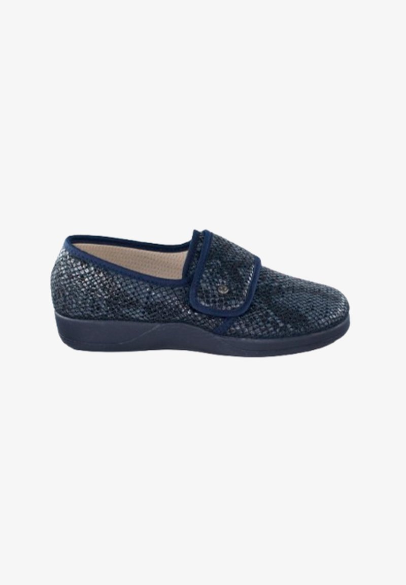 Zapatos azul marino con una parte superior de malla texturizada y una correa de gancho y bucle. Cuentan con una plantilla acolchada y una suela de goma sólida y baja.