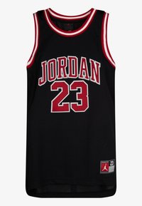 Svart baskettröja med röda accenter. Har "JORDAN" och "23" i fet vit text. Tillverkad av meshmaterial med en etikett längst ner.
