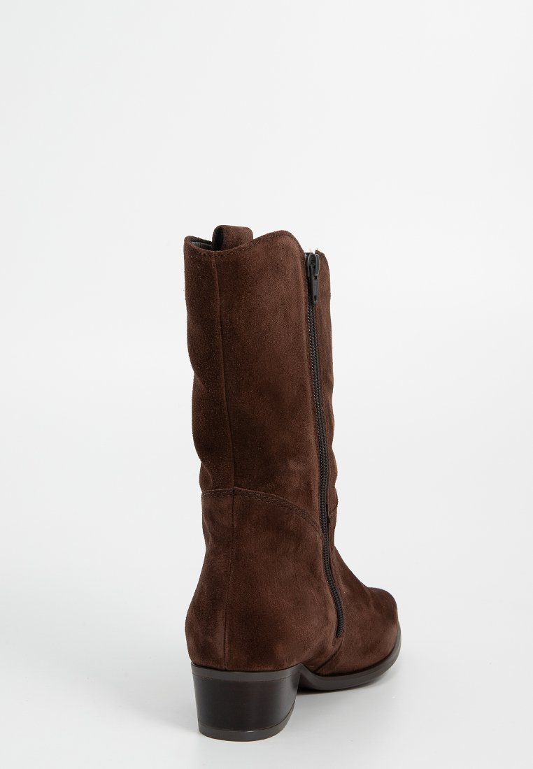 Braune Wildleder-Stiefel bis zum Knie mit glatter Textur, abgerundeter Zehenpartie und seitlichem Reißverschluss. Ein niedriger Blockabsatz sorgt für Stabilität.
