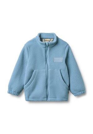 Lyseblå fleecejakke med fuld lynlås foran, to forlommer, elastiske manchetter og et lille patch-logo på venstre bryst.